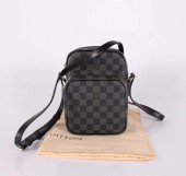 Louis Vuitton 激安　ルイヴィトン 新品　ダミエ・グラフィット　バッグ　ショルダーバッグ　レム　N41446