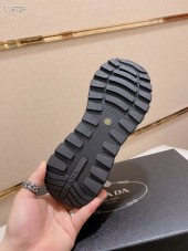 プラダ カジュアルシューズ 新作 本革 新品同様超美品 通販＆送料込 運動靴 男性用 PRA062